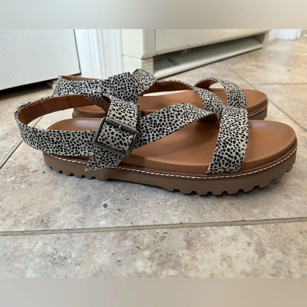 Universal Thread Sandals - Picture 2 of 3